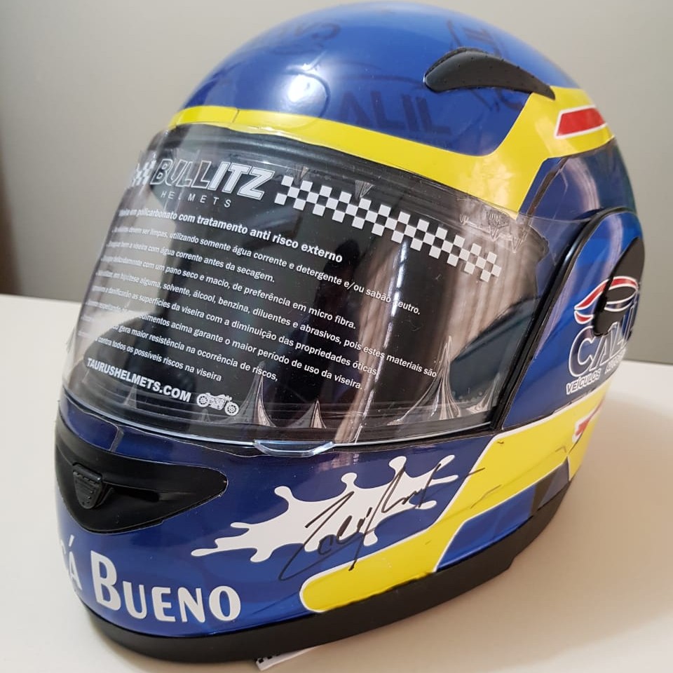 capacete autografado pelo piloto brasileiro Cacá Bueno, campeão da Stock Car Light, pentacampeão da Stock Car Brasil e tricampeão da Copa Fiat